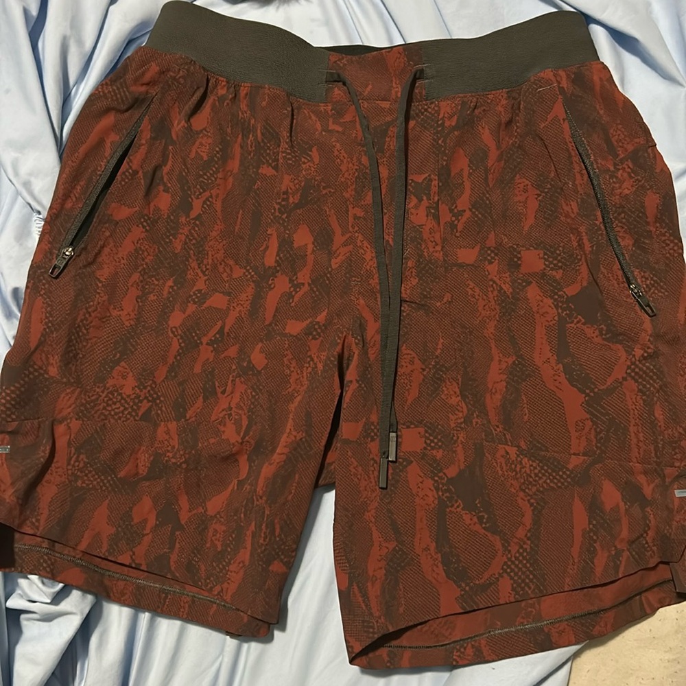 Lululemon men’s size S shorts. Rust and black reptile like pattern.
